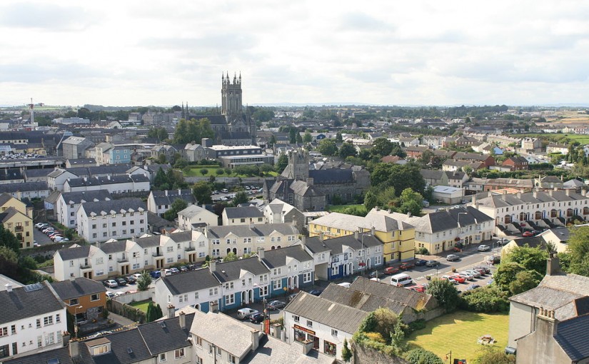 1024px-Kilkenny_View_from_Round_Tower_to_St_Mary_Cathedral_2007_08_28
